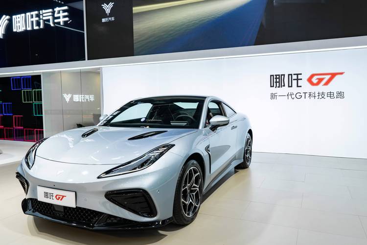 重庆140哪吒汽车在智能汽车领域的表现，领途汽车在新能源汽车市场中的影响力